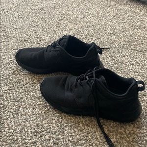 Black nike roches